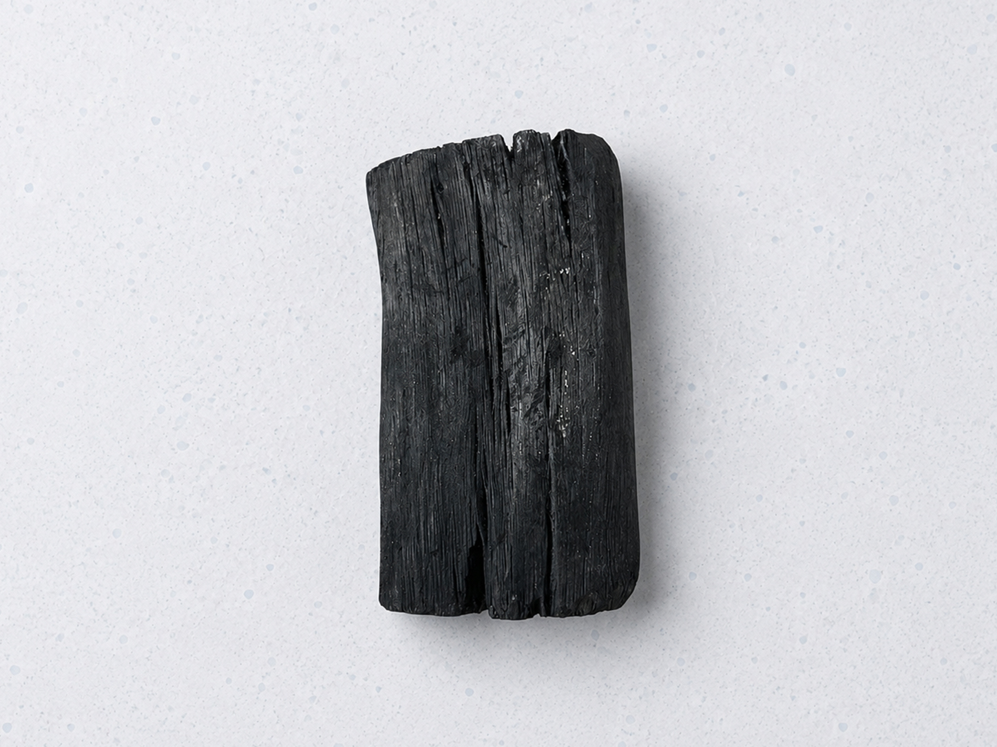 Bâtons longs de binchotan Kishu de Wakayama à la surface argentée caractéristique