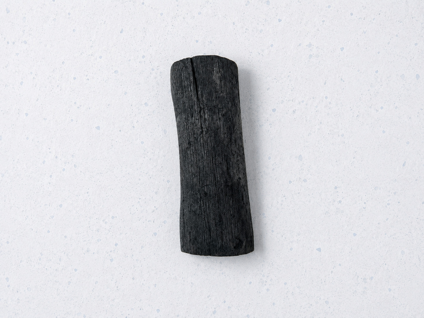 Bâtons courts de binchotan Kishu de Wakayama à la surface argentée caractéristique